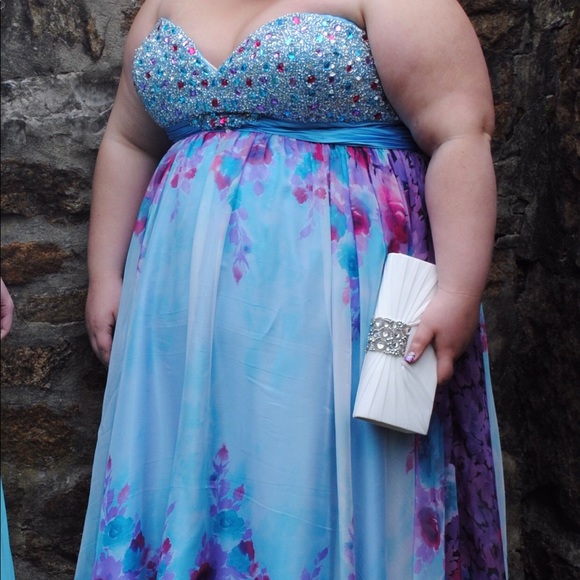 PROM DRESS - Picture 7 of 8